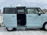 スライドドアなら後席に荷物を置いたら、サッと運転席へ移動できます。ドアの開口部が広いから、狭い駐車場やガレージでの乗り降りもラクラクです。