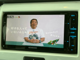 テレビ番組を画面で楽しめる装備を備えています。停車中の休憩時間などに映像を視聴でき、待ち時間も過ごしやすくなります。画面表示も見やすく、日常の移動に便利なエンターテインメント装備です。