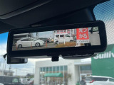 【デジタルルームミラー】車両後方カメラの映像をルームミラーに映すことが出来ます。 そのため、後席に人や荷物があって後方が見えづらい場合でもしっかり視界を確保することが出来ます。