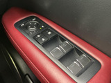 ドア側にはミラー調整用の操作部や窓のスイッチが集まり、運転席から手の届く範囲で確認できます。各部の表示を見ながら使えるため、日常の乗り降りや窓の開閉にも便利です。