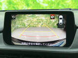 後方の映像にガイドラインが表示され、駐車時に周囲の位置関係を確認しやすい画面です。車庫入れや駐車枠への出し入れなど、後退時の安全確認を助ける便利な装備です。