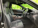 ゆとりを感じる前席は、運転席と助手席それぞれにヘッドレストを備え、落ち着いて過ごせる空間です。座面や背もたれの形状にも配慮され、乗り降り後もくつろげます。