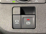 指先だけで簡単に操作が可能な電動パーキングブレーキを採用。「HOLD」スイッチを押すと、渋滞や信号待ちなどでブレーキペダルから足を離しても、ブレーキを保持するので安心です