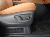 パワーシート搭載。微妙な調整が手軽にでき、ピッタリのポジションで運転することが可能です。