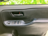 ドアまわりに窓の開閉スイッチやミラー調整部が集まり、運転席から手を伸ばしやすい配置です。表示を確認しながら操作でき、乗り降りや日常の使い勝手にも配慮されています。