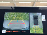 後方の映像に加えて車両周囲を上から見た表示も確認でき、駐車時の目安として役立ちます。画面上のガイド表示もあり、後退時に周囲へ注意を払いやすい装備です。駐車操作をサポートしてくれます。