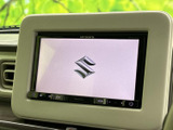 ダッシュボード中央に画面が配置され、運転席から確認しやすい位置です。ナビやオーディオの情報をまとめて扱えるユニットが備わり、移動中の案内や音楽選びに活用できます。