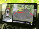 後方の映像に加えて車両周辺の様子も画面で確認でき、駐車時の安全確認をサポートします。ガイドラインを目安に周囲との距離感をつかみやすく、バック操作を落ち着いて行えます。