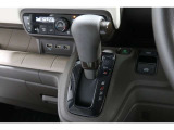 インパネシフトだから視線の移動も少なく足元もスッキリ♪運転席もゆったりしているのでゆとりを持ってドライブできますね!