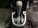 CVT車のセレクトレバーです。低速から高速まで、変速ショックのないスムーズな走りを実現するとともに、エンジン効率のよい領域を維持することで燃費にも貢献します。