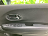 ドア内側にウインドウ操作スイッチなどがまとまり、運転席から手元で確認しやすい配置です。各スイッチが並んでおり、日常の操作をスムーズに行えます。