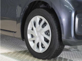 ◆純正ホイール装着車◆シンプルなデザインのホイールキャップ付きです。