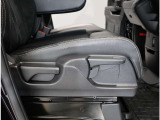 運転席ハイトアジャスター装備(ラチェット式・手動) レバー操作でシートの高さの調節が可能。自分に合ったドライビングポジションで、運転をより安心・快適にします。