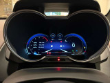 運転席のメーター表示をご紹介します。情報の見え方や表示内容も、日々の運転で気になるポイント。安心して乗り出せるよう、表示や操作についての疑問もスタッフへご相談ください。