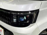 【LEDヘッドライト】悪天候や夜間走行時も良好な視界を確保し安心して運転できる高輝度LEDヘッドライトを装備!点灯速度が早く、消費電力も抑えられています。