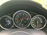 速度や各種情報を運転席から確認しやすい配置にまとめています。必要な表示をひと目で把握しやすく、日々の運転を支える見やすいメーターです。