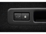 【クローザー】 スイッチを押すと電動でバックドアが閉まります。