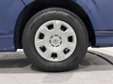 タイヤサイズは195/80R15です。