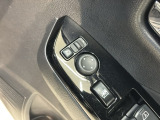 狭い駐車場で便利な電動格納ドアミラーが付いています。
