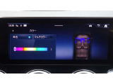 ドア、ダッシュボード、センターコンソールなどの柔らかなLEDの間接光が、室内空間を上質に彩り、ラグジュアリーな雰囲気を醸成します。照明色は64色から選べ、明るさも調整可能。