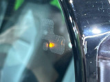 ブラインドスポットモニター ドライバーの死角に他の車を検知すると、ドアミラーの小さな警告灯が点灯。安全に車線を変更できます。ステアリングホイールを制御して衝突を回避するアシストをします。