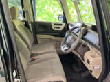 明るい色合いの室内に、ゆとりを感じる前席が並びます。運転席から前方の視界を確保しやすく、助手席の方も落ち着いて過ごせる空間です。乗り降りの際の広さもご確認ください。