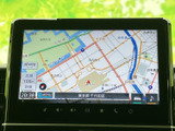 地図上に現在地や周辺道路が表示され、目的地までのルート確認に役立ちます。縮尺やメニュー表示も見やすく、初めて訪れる場所へのお出かけでも、道順を確認しながら移動できます。