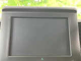 センターに大きく配置された画面で、運転中も視線を移しやすい位置にあります。表示内容を確認しやすく、日々の移動をサポートする装備としてお使いいただけます。