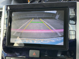 後方の映像に加えて目安となるガイド線が表示され、駐車時の位置確認をサポートします。周囲を目視で確認しながら画面も活用でき、車庫入れやバックでの駐車に便利です。
