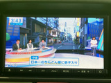テレビ映像を画面に映せる装備です。停車中の待ち時間などにニュースや番組を視聴でき、画面下のボタンからメニューや音量にもアクセスしやすい配置で、日常の利便性を高めます。