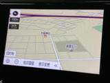 道路や周辺施設の位置を画面上で確認でき、目的地までの道順を把握する際に便利です。縮尺や表示を切り替えられるメニューもあり、行き先に合わせて活用しやすいナビ画面です。