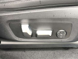 電動シートはメモリー機能を備えており、シートおよびドア・ミラーの位置を記憶することができます。