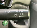 レバーには表示が見やすく配置され、運転席から手元で確認しやすい設計です。必要な場面で迷いにくく、運転中の視線移動を抑えながら扱いやすい装備です。