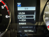 レーンディパーチャーアラートとは車線または走路からの逸脱の可能性を警告すると共に、車線または走路からの逸脱を避けるためのハンドル操作の一部を支援する機能です。詳細は販売店スタッフまでおたずねください。