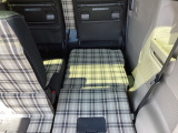 ワンアクションで後席を倒して、さらに使いやすく!!背もたれを左右別々に倒すことができます。後席背面にはプレートとクッション材が入っているため、そのまま座ることも可能です。