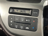 【オートエアコン】一度お好みの温度に設定すれば、車内の温度を検知し風量や温度を自動で調整。暑い&hellip;寒い&hellip;と何度もスイッチ操作をする必要はありません。快適な車内空間には必須の機能ですね♪