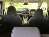 後席から前方を見渡すと、運転席まわりや中央の操作部がまとまって見えます。左右の窓から自然光が入り、明るさを感じられる室内。前席の背もたれとの間にもゆとりがあり、同乗時も過ごしやすい印象です。