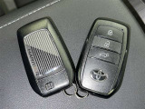 スマートキーをポケットやバッグに携帯していれば、キーを取り出すことなくドアハンドルを握り解錠、ドアハンドルのセンサーに触れるだけで施錠できます。