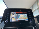 後方の映像に加えて車両周辺の表示も確認でき、駐車時の周囲確認をサポートします。ガイド線も表示されるため、車庫入れや縦列駐車の際に活用いただけます。
