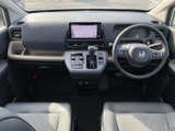 中央の画面にナビやオーディオの情報がまとまり、運転席から確認しやすい配置です。各種機能を手元の操作部と組み合わせて使え、日々の移動を便利にサポートします。