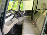 運転席と助手席が並ぶ前席は、明るい色合いで落ち着いた雰囲気です。前方の見通しを確保しやすく、座ったときの視界も広々。乗る方それぞれがゆったり過ごせる室内です。