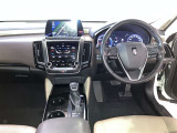 運転席周りのレイアウトをご覧ください。ナビゲーションが綺麗に装着されすっきり収まってますね!