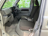 前席は落ち着いた色合いでまとめられ、座面もゆったりとした印象です。運転席まわりまで見渡しやすく、乗り降りしやすい広い開口部も日常使いに便利です。