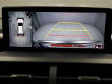 パノラミックビューモニターを装備。駐車場や交差点でクルマを真上から見るように周囲を確認できます。機能の詳細は販売店スタッフまでおたずねください。