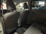 後ろの席から見た車内です。前の席の背もたれ越しに、前の窓まで見えます。