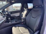 助手席も落ち着いて乗車いただけます。