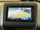 後方の映像にガイド線が表示され、駐車時に車両と周囲との位置関係を把握しやすくなります。画面で後方を確認しながら操作できるため、駐車や車庫入れの際に心強い装備です。