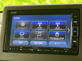 DVD・CD、FM・AM、テレビ、iPodなどの選択肢が画面に並びます。聴きたい音源や使いたい機能を見つけやすく、表示を見ながら切り替えられるため、日常使いに便利です。