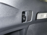 後席は荷室側からワンタッチで倒すことが可能です!地味ですがあると便利な機能です!!