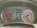 左右に大きな計器を配し、中央にはシフト位置や車両情報を表示する画面を備えています。走行前に必要な情報をまとめて確認しやすく、日々の運転を支える見やすい配置です。